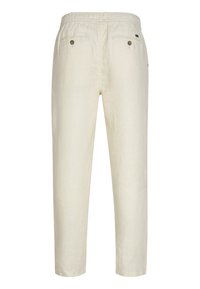 Pantalon décontracté couleur écru avec taille élastique, deux poches arrière boutonnées et jambes droites.