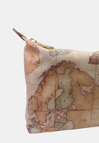 Pochette in tessuto a motivo mappa con cerniera, caratterizzata da un design di mappa antica in morbidi toni di marrone e verde, con una zip dorata.
