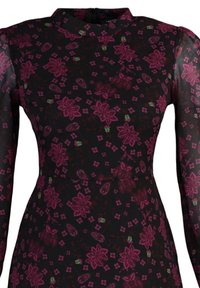 Robe noire à manches longues avec manches transparentes et motif floral rose foncé avec de petits accents verts.