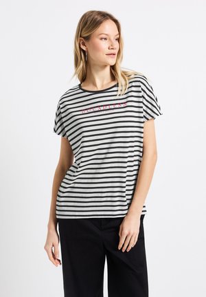 Camiseta de manga corta a rayas en blanco y negro con un corte relajado. Presenta un gráfico de texto rojo "BOUNDLESS" en la parte frontal. Tejido suave.