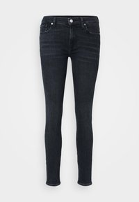 Sötét indigókék farmer skinny farmernadrág, közepes derékkal, klasszikus öt zsebes kialakítással és finom varrási részletekkel az illesztések mentén.