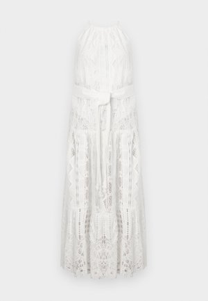 Abito lungo bianco in pizzo, con scollo all'americana, orlo a balze e cintura in tessuto in vita. Motivi floreali in pizzo dettagliati su tutta la superficie.