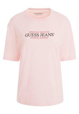 Gaiši rozā īsām piedurknēm T-krekls, izgatavots no organiskās kokvilnas, ar melniem un oranžiem teksta zīmoliem un apaļu kakla izgriezumu. Bez rakstiem vai akcentiem.