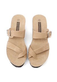 Sandali beige con cinturini incrociati e fibbia in metallo. Texture in suede morbido e soletta sagomata con suola in gomma nera. Taglia 37.