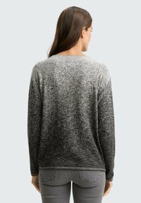 Langarmpullover mit einem Farbverlauf von Hellgrau zu Schwarz, mit strukturiertem Strick und weicher Oberfläche. Rückansicht angezeigt.