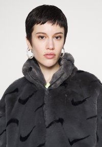 Nike Sportswear Talvitakki - dark smoke grey/black