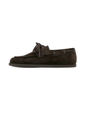 Mocassino in camoscio marrone scuro con cuciture in stile mocassino, dettaglio con laccio intorno al collo e suola piatta in gomma su sfondo bianco.