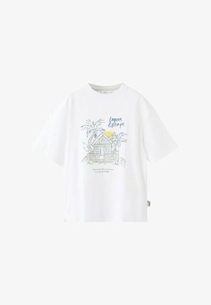 Bijela majica kratkih rukava s crtežom drvene plažne kućice, palmi, žutog sunca i tekstom "Bijeg u lagunu."