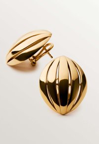 Pendientes de oro con forma esférica que presentan ranuras verticales y un acabado pulido. El diseño es suave y moderno, con un brillo sutil.