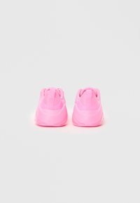 Roze sport schoenen met een gestructureerde mesh bovenkant, een comfortabele zool en een treklus voor eenvoudig aan- en uittrekken. De gladde, gebogen vorm verhoogt het comfort.