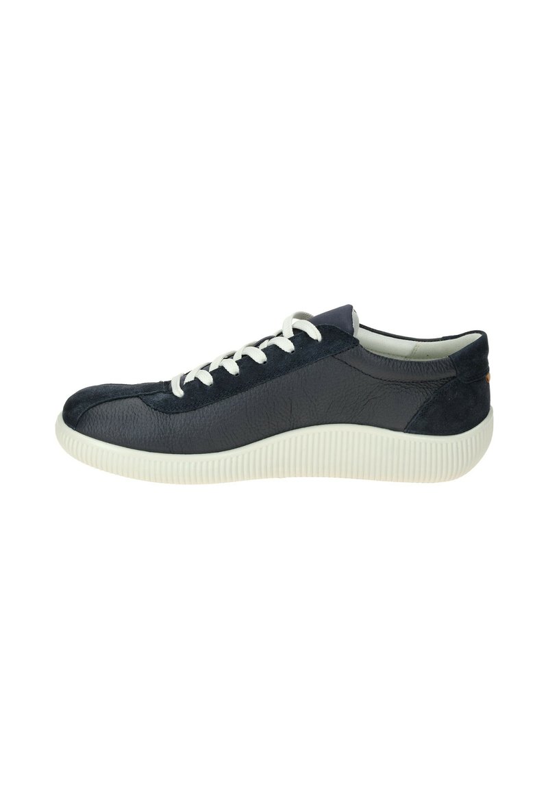 Zapatillas de marinero con parte superior de cuero y ante, suela de goma texturizada blanca, punta redonda y diseño de cordones. Presenta texturas contrastantes en la parte superior.