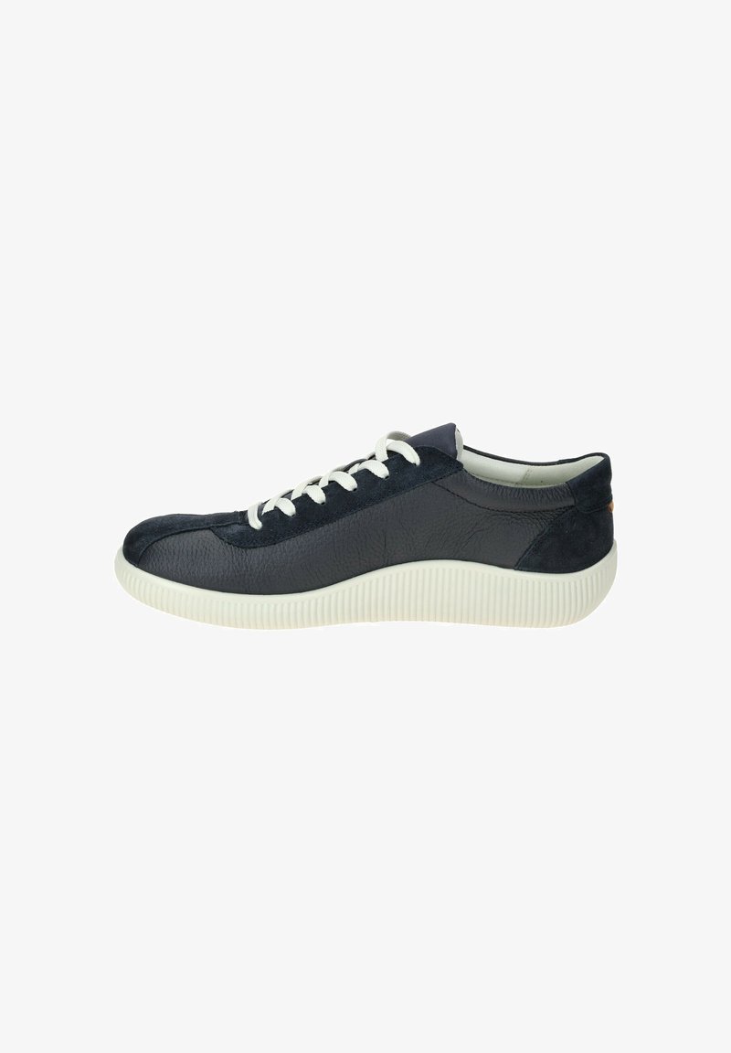 Zapatillas de marinero con parte superior de cuero y ante, suela de goma texturizada blanca, punta redonda y diseño de cordones. Presenta texturas contrastantes en la parte superior.