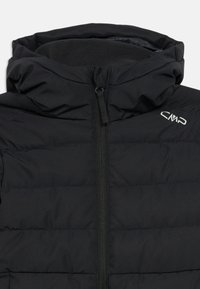 Černá zateplená bunda s kapucí, která má zipové zapínání, prošívanou texturu a logo CMP na hrudi. Vyrobeno z lehkého, izolačního materiálu.