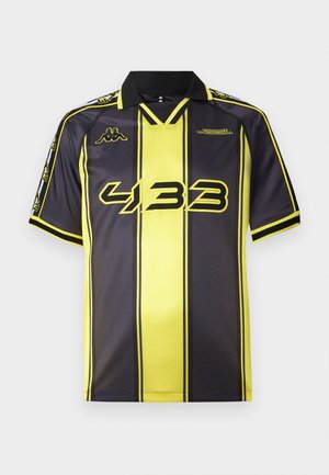 Zwart en geel polo-shirt met korte mouwen, featuring verticale strepen, een zwarte kraag en opvallende graphics aan de voorkant en schouders.