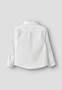 Witte, lange mouw, knoopshirt dat plat ligt met de achterkant omhoog, waarbij de details van de kraag en manchetten worden getoond op een lichtgrijze achtergrond.