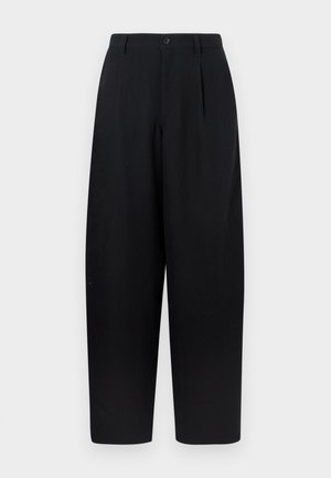 Pantalon noir à coupe ample, avec un pli frontal, une fermeture par bouton et des ourlets droits. Confectionné dans un tissu léger et lisse.