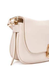 Borsa a spalla in pelle color crema con finitura testurizzata, pattina curva e accenti in hardware dorato, dotata di chiusura decorativa e tracolla regolabile.