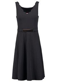 Robe noire sans manches longueur genou avec encolure festonnée et fine ceinture avec boucle métallique rectangulaire.