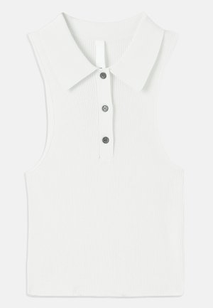 Bela brezrokavnik z rebrasto teksturo, z klasičnim ovratnikom in trakom s tremi gumbi s kontrastnimi gumbi.