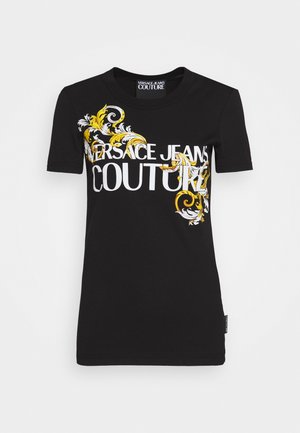 Zwart T-shirt met korte mouwen met witte "Versace Jeans Couture" tekst en gele en witte sierlijke barokke krulontwerpen over de borst.