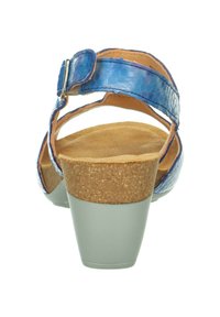 Blaue, strukturierte Leder-Sandale mit Kork-Blockabsatz und grauem Gummiboden. Verfügt über einen verstellbaren Knöchelriemen mit metallischer Schnalle.