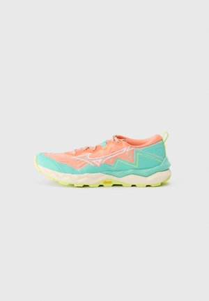 Scarpa da corsa leggera con una combinazione di colori verde menta e corallo, caratterizzata da una tomaia testurizzata, motivi a zigzag e una suola ammortizzata.