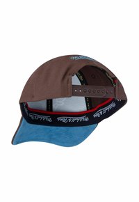 Cappello marrone e blu con visiera curva, esterno in tessuto, cinturino regolabile e dettagli con logo. L'interno presenta accenti rossi e neri.