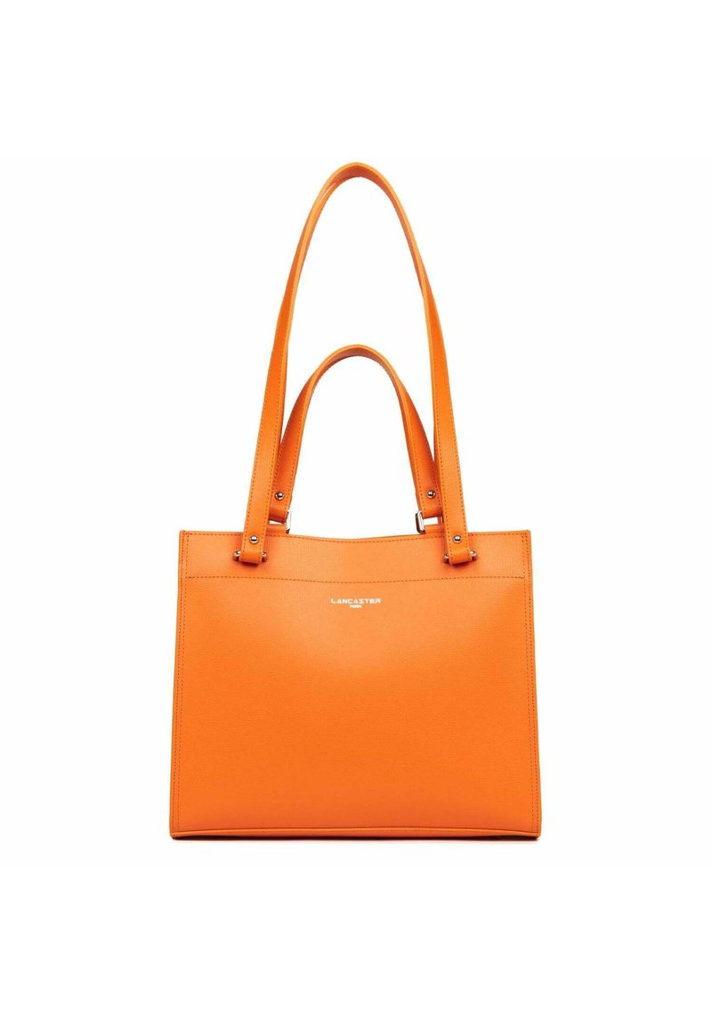Sac fourre-tout en cuir orange avec deux poignées, forme rectangulaire, texture lisse, et logo "LANCASTER PARIS" sur le devant.