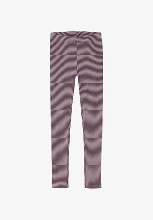 Fioletowe legginsy z cienkimi pionowymi paskami, wykonane z elastycznego materiału, o dopasowanym kroju i elastycznym pasie.