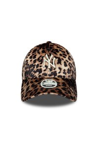 Baseballkappe im Leopardenmuster mit strukturiertem Oberteil, besticktem NY-Logo in Creme, verstellbarem Rückenschnallen und glänzender Textur.