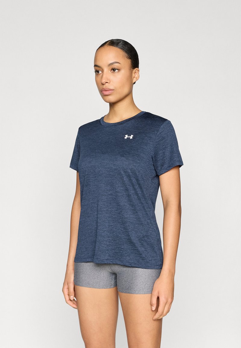 Σκούρο μπλε ναυτικό αθλητικό μπλουζάκι με κοντά μανίκια, στρογγυλή λαιμόκοψη και υφασμάτινη υφή. Διαθέτει μικρό λευκό λογότυπο στο αριστερό στήθος.