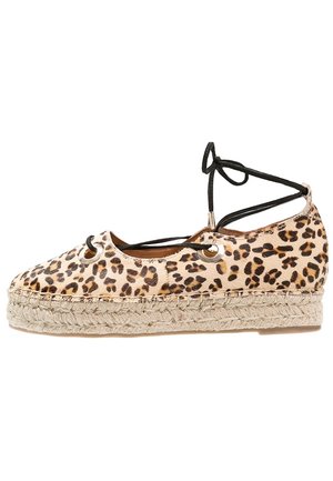 Espadrilky s leopardím vzorem, béžovým textilním svrškem, juty podešví a černými šňůrkami provlečenými kovovými očky. Mají zakřivený tvar špičky.