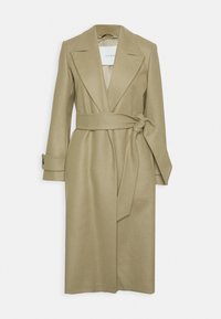 Beige overslagjas van gestructureerde stof, met een ceintuur in de taille, brede revers en met knopen sluitbare manchetten. Glad gevoerde binnenkant.