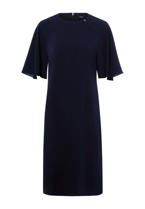 Robe bleu marine longueur genou avec encolure ronde, manches courtes larges à volants et fermeture éclair au dos avec un petit détail métallique.