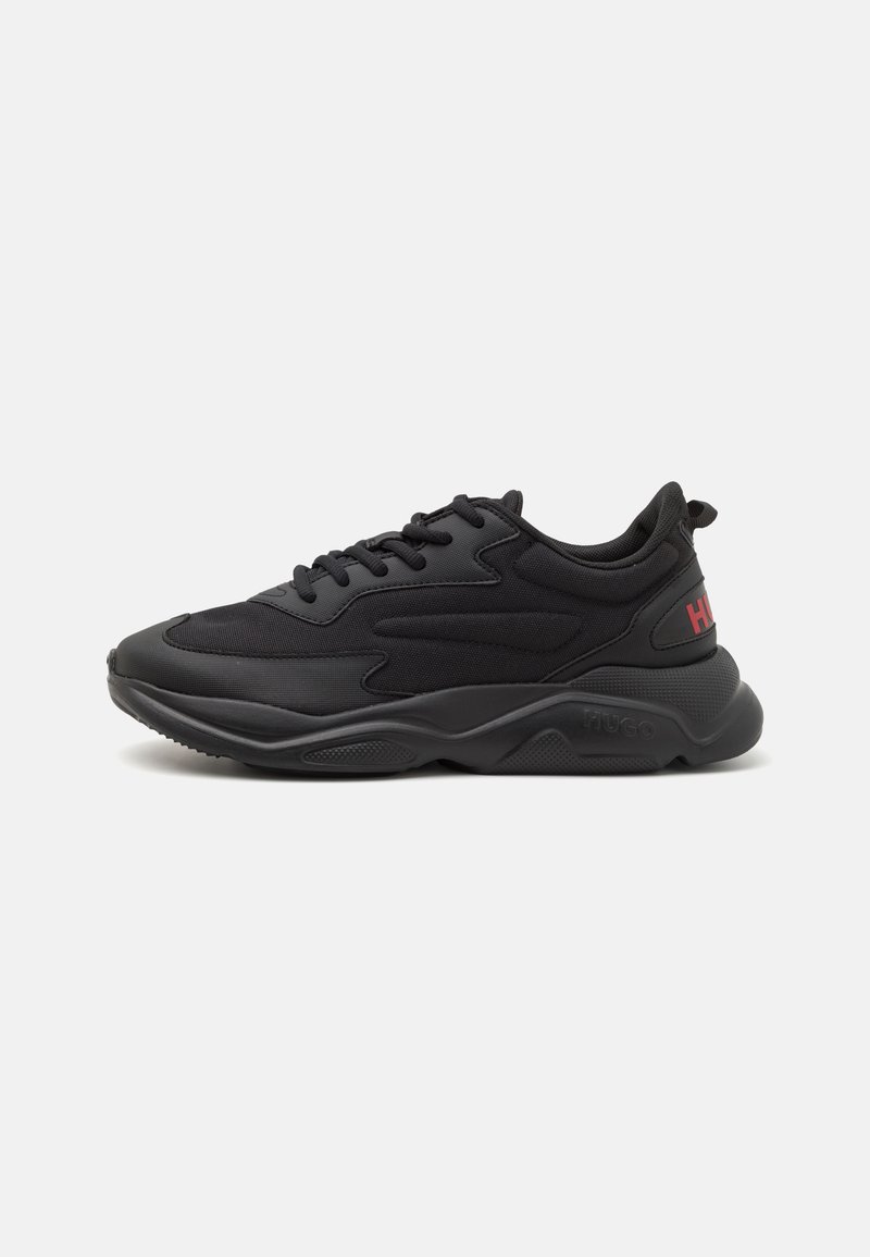 Czarne sportowe sneakersy z teksturowanej tkaniny, z grubą podeszwą i kontrastowym logo 'HUGO' na pięcie. Wyposażone w okrągłe sznurowadła i elegancki design.