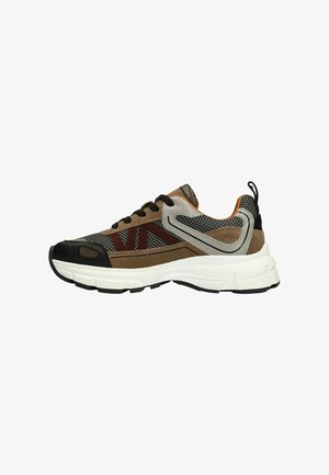 Sportschoenen met een combinatie van bruine suède en grijs gaas, zwarte neuskap, witte tussenzool en textuuraccenten. Inclusief zwarte veters en een trekriem.