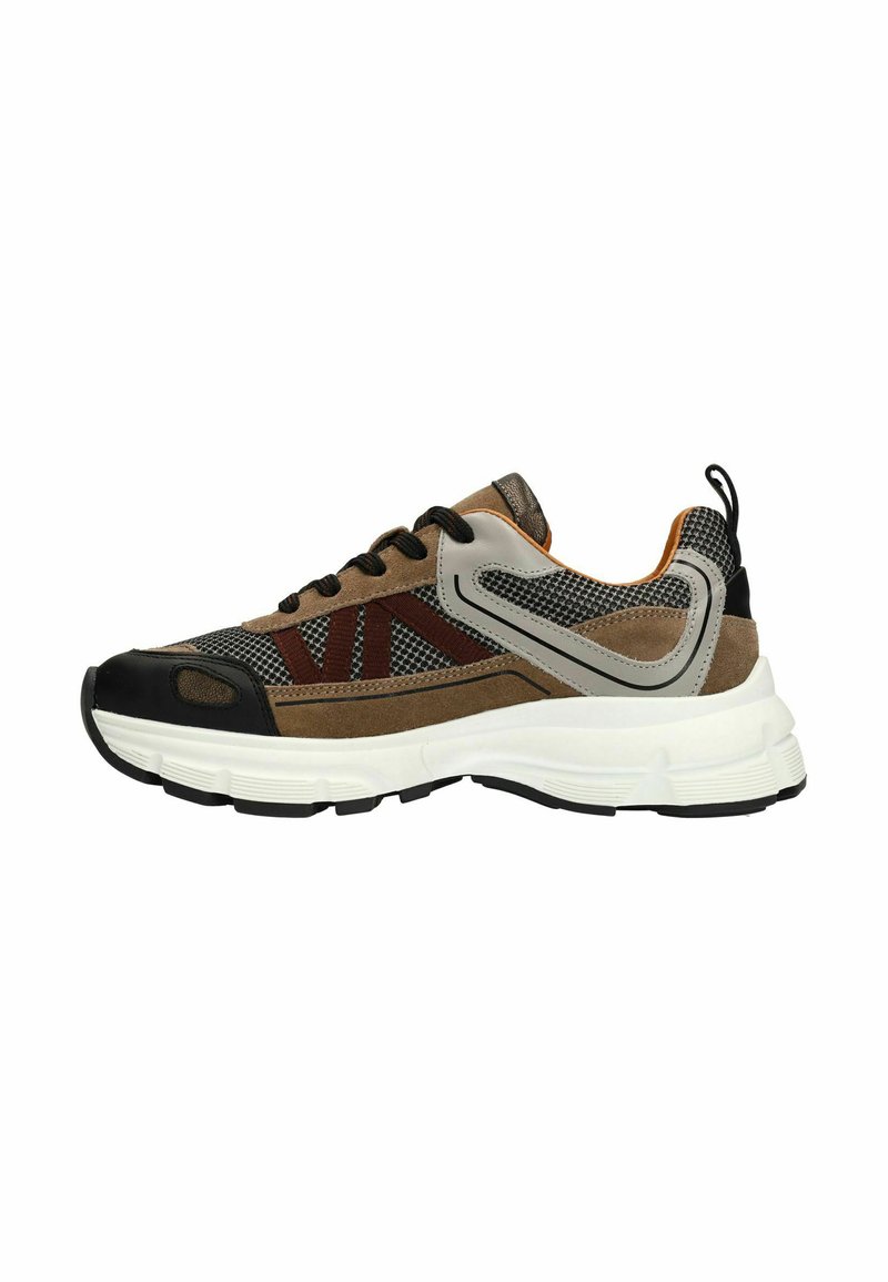 Sportschoenen met een combinatie van bruine suède en grijs gaas, zwarte neuskap, witte tussenzool en textuuraccenten. Inclusief zwarte veters en een trekriem.