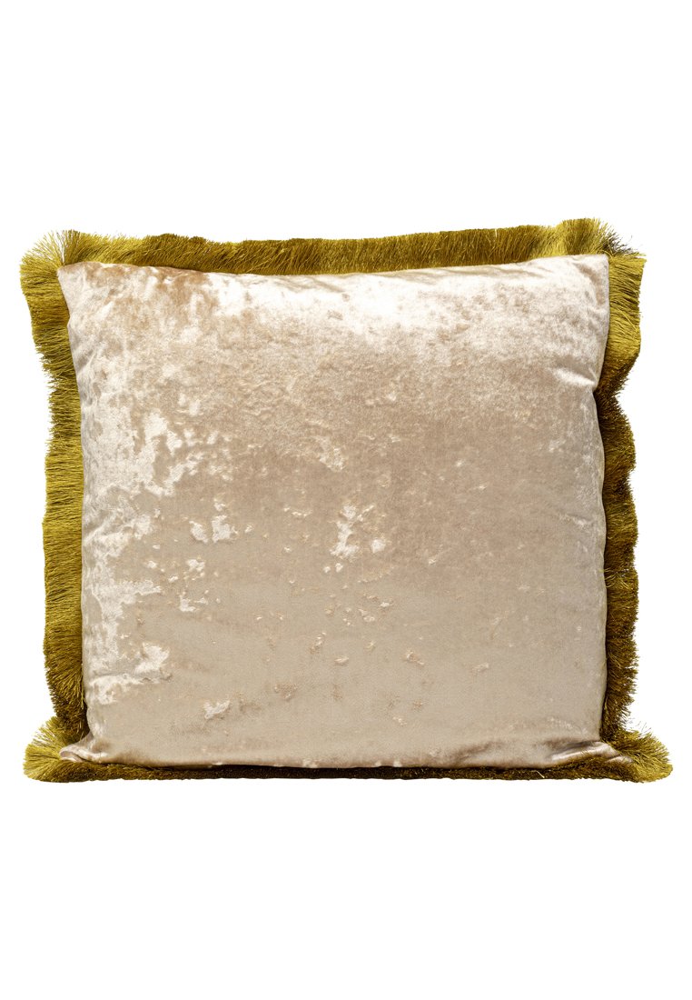 Cuscino quadrato in morbido velluto beige con superficie testurizzata, bordato da vivace frangia verde oliva.