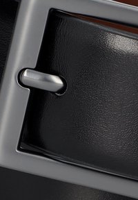 Czarny skórzany pasek z prostokątną szaro-metalową klamrą o teksturowanej powierzchni oraz z mechanizmem zapięcia na bolec.