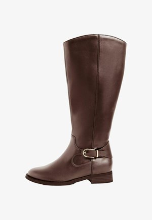 Brūna ādas līdz ceļiem pieguļoša zābaks ar noapaļotu purngalu, gludu tekstūru un dekoratīvu sprādzi ap potīti, kā arī zemu naglu papēdi.