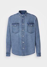 Lichtblauwe denimshirt met knoopsluiting aan de voorkant, twee borstzakken en een klassieke kraag. Bevat stikseldetails en een logo-label.