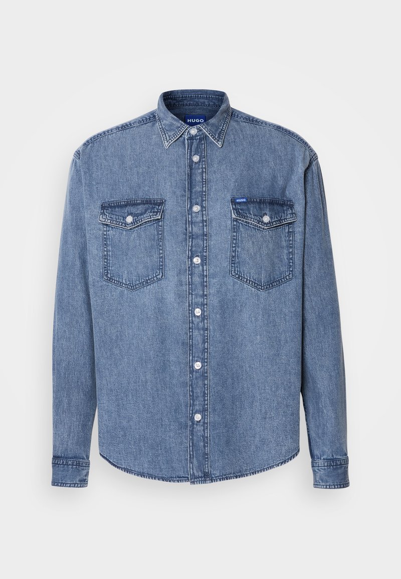 Denimhemd in Hellblau mit Knopfleiste, zwei Brusttaschen und klassischem Kragen. Mit Steppdetails und einem Logotag.