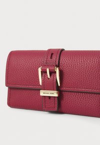MICHAEL Michael Kors NOLITA FLAP TRIFOLD WALLET - Portafoglio - mulberry