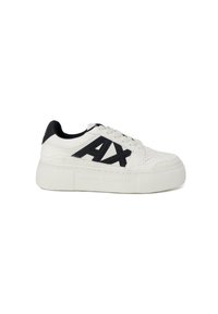 Sneaker in pelle bianca con accenti neri e design perforato. Presenta una suola in gomma spessa e un logo "AX" ben visibile sul lato.
