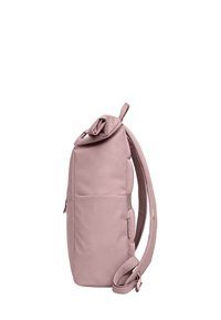 Jasnoróżowy plecak z możliwością zwijania, wykonany z trwałego materiału. Posiada boczną kieszeń i regulowane ramiączka umożliwiające łatwe noszenie.