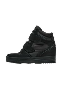 Sneaker alte nere in suede e rete, dotate di cinturini in velcro, finitura liscia e suola in gomma testurizzata per una migliore aderenza.