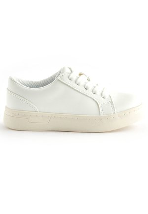 Sneaker en cuir blanc avec bout rond, lacets plats et semelle texturée. Design minimaliste sans motifs ni accents visibles.