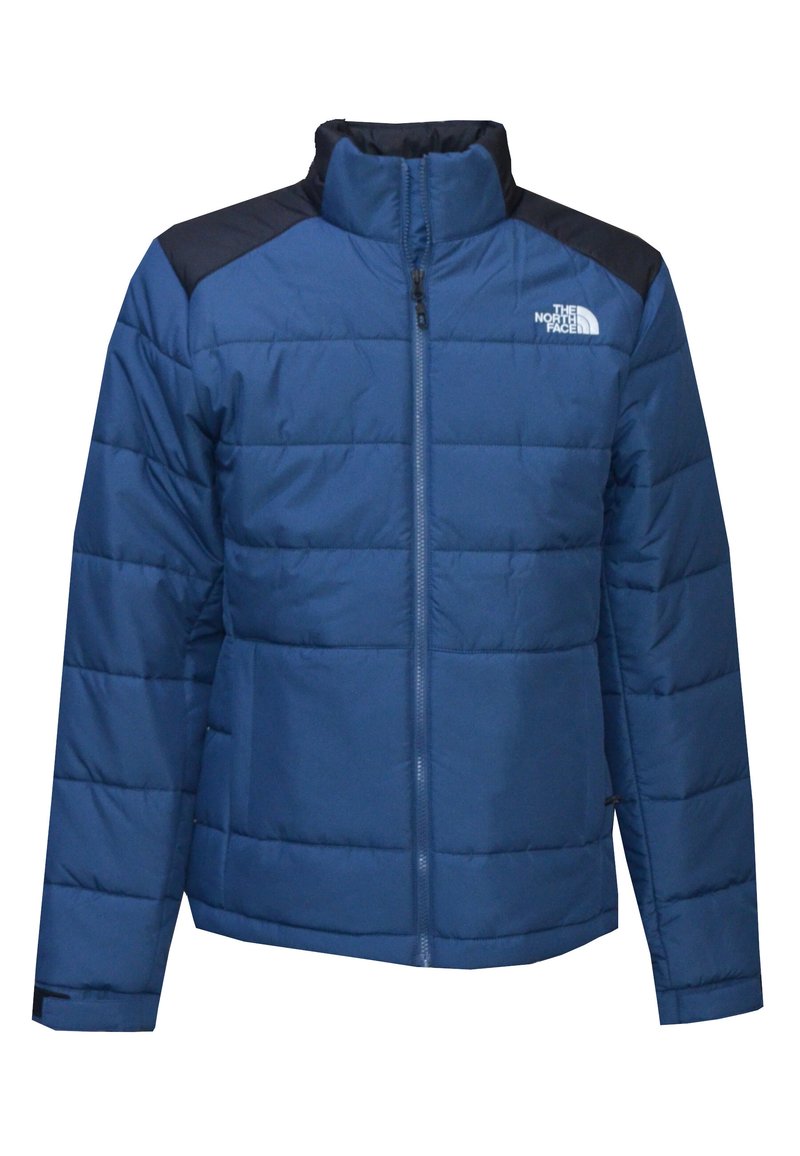 Giacca isolante di colore blu scuro con design trapuntato, collo alto, zip completa e accenti neri sulle spalle. Logo riflettente sul petto.