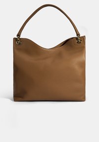 Bruine leren handtas met een gestructureerd oppervlak, U-vormige bovenkant en een enkele schouderriem met gouden hardware accenten.