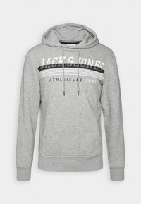Felpa grigia con cappuccio e lacci, dotata di una tasca frontale a canguro. Il design include strisce bianche e nere con la stampa "JACK & JONES" sul petto.